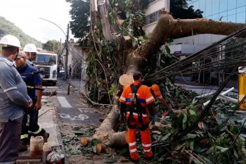 Mais de 26 mil imóveis seguem sem energia no estado do Rio