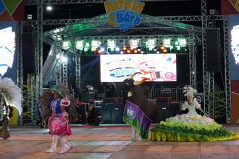Bois-bumbás abrem o Arraiá do Bera e encantam o público na primeira noite da festa
