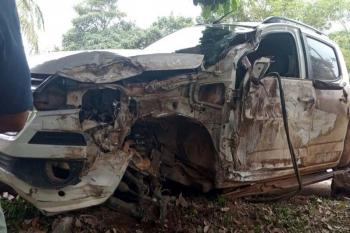 Condutor tenta ultrapassagem proibida e provoca colisão com carreta na BR-364