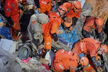 Prédio desaba no Rio e mata uma mulher