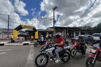 Servidores levam mensagem de amor e segurança no trânsito a condutores em ação alusiva ao Dia dos Namorados