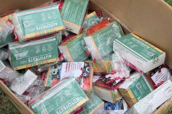 Equipe do SAE realiza ação de conscientização no Dezembro Vermelho com entrega de 500 kits de testagem