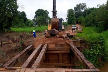 Prefeitura de Jaru trabalha na instalação de tubos metálicos e substituição de ponte nas linhas 621 e 628