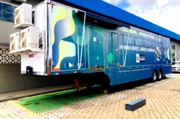 Escola Móvel de Imagem Pessoal forma profissionais para setor da beleza em Itapuã do Oeste