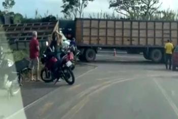 Entregador de leite morre em acidente com carreta no Anel Viário de Ji-Paraná