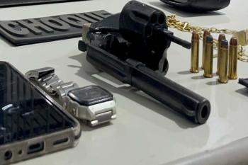 BPchoque  prende dupla com arma dentro de carro na região central