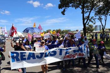 SINDSEF-RO protesta por reajuste salarial na Marcha da Jornada de Luta em Brasília