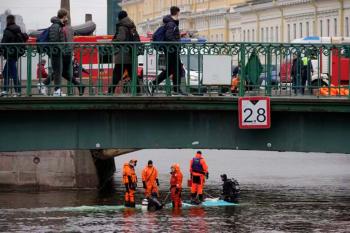 Ônibus cai em rio em São Petersburgo, na Rússia, e 3 morrem