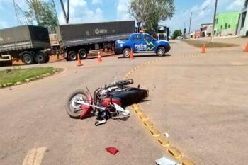 Colisão entre carro e moto deixa mulher ferida em Rolim de Moura