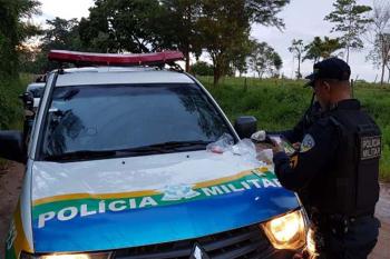 Homem é preso por porte ilegal de arma de fogo após tentar fugir de barreira