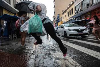 Capital paulista entra em estado de atenção com chuva e alagamento
