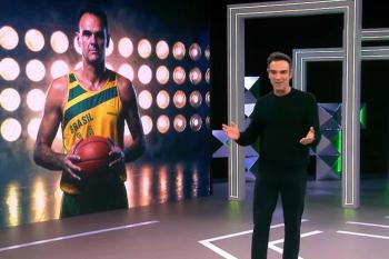 Tadeu Schmidt presta homenagem ao irmão, Oscar, durante abertura do BBB