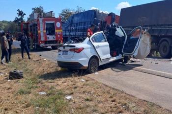 Colisão entre carro e carreta deixa um morto e três gravemente feridos na BR-364