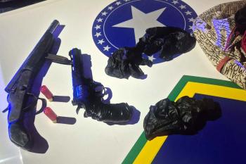 PM prende dois suspeitos e apreende adolescente com armas 