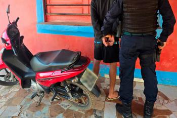 Adolescente é apreendido pela PM  com motocicleta furtada