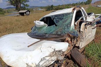 Motorista é socorrido após colisão entre carro e retroescavadeira em rodovia