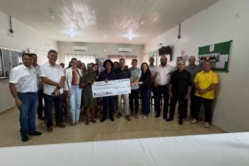 Deputada Sílvia Cristina faz a entrega de R$ 200 mil para o Lar do Idoso em Jaru