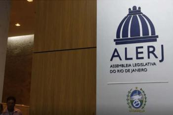 Deputados do RJ aprovam tornozeleira rosa para agressores de mulheres