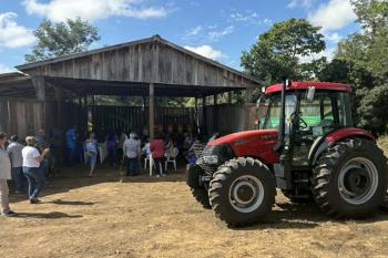 Semagri participa da entrega de trator para associação do setor Itapirema