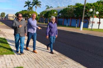 Com investimento histórico em infraestrutura, Ezequiel Neiva acompanha obras de microrrevestimento em Cerejeiras