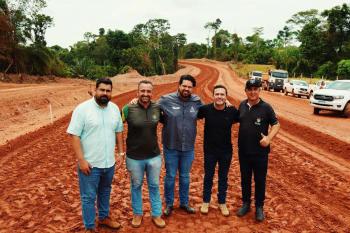 Jean Oliveira e diretor-geral do DER acompanham obra na Serra do Pialopes em Alta Floresta