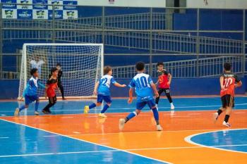 Atletas mirins brilham nas finais da 3ª Copa Jaru de Futsal de Base em quatro categorias