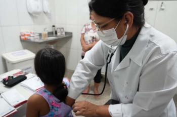 Médica orienta sobre os principais cuidados durante a estiagem, enquanto a Prefeitura reforça o atendimento nas unidades de saúde 