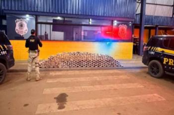 PRF apreende mais de 275 kg de drogas e arma durante perseguição na BR-364