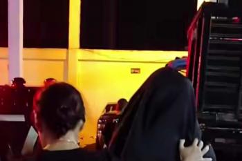 Neta acusada de matar avô e deixar avó baleada se apresenta com advogados