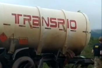 Motorista fica ferido após colisão entre carretas na BR-364