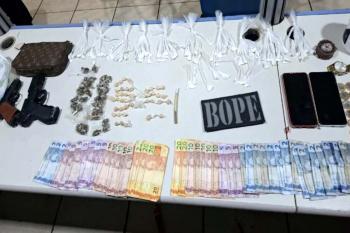 Dupla é presa com porções de entorpecentes e simulacros de arma