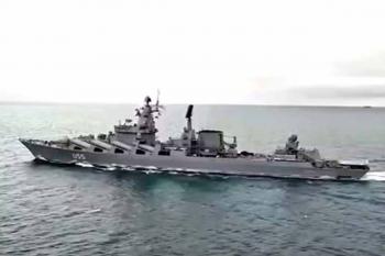Navio de guerra russo dispara tiros de advertência contra iate no Canal da Mancha, dizem agências