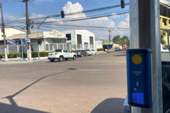 Botoeiras ajudam pedestres a atravessar vias com mais segurança