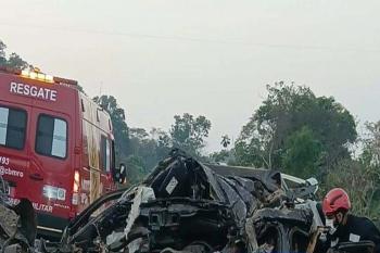 Colisão entre picape e carreta deixa mortos na BR-364
