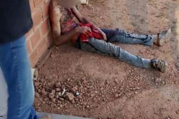 Homem é encontrado ensanguentado após ser esfaqueado em boca de fumo