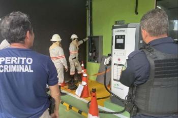 Ponto de recarga de veículos elétricos é flagrado com gato em Porto Velho