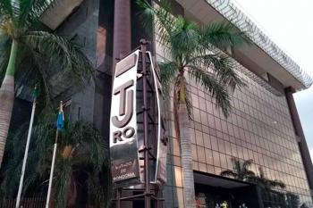 Prefeito é intimado, município permanece inerte e juíza aplica multa por descumprimento de decisão sobre transparência na Educação