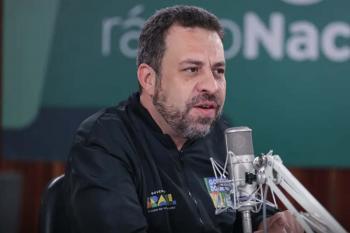 Acabar com a escala 6x1 é prioridade do governo, afirma Boulos