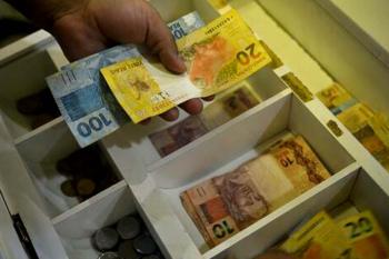 INPC tem variação negativa em agosto e soma 3,98% em 12 meses