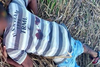 Homem é encontrado com marcas de tiros em campo de  futebol