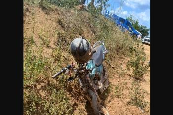 Colisão entre moto e carro deixa duas pessoas feridas na Linha 601