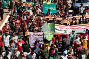 Indígenas de todo o Brasil ocupam a Esplanada dos Ministérios