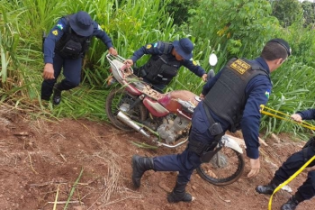 PM localiza cinco motos furtadas escondidas em área de mata em Cacoal