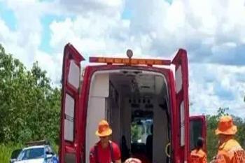 Passageira fica presa nas ferragens após carro capotar na RO 010  