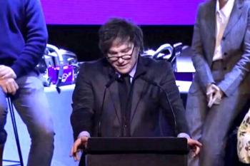 Javier Milei canta e acende tocha em celebração do Dia da Independência de Israel