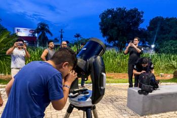 Nova edição do projeto ocorre neste sábado (25); atividade gratuita leva ciência e educação à população 