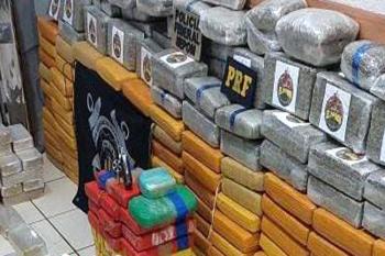 Operação prende dupla com 140kg de drogas e arma em embarcação