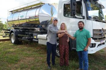 Ieda Chaves entrega caminhão-tanque para fortalecer produção leiteira em Ouro Preto do Oeste