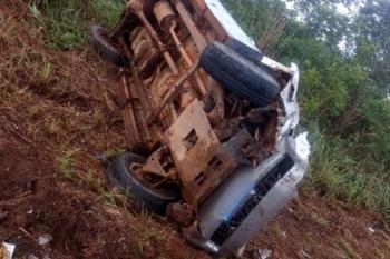 Três pessoas ficam feridas após caminhonete capotar na BR-364 