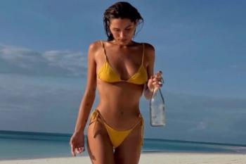 Sasha Meneghel encanta ao posar de biquíni em praia paradisíaca